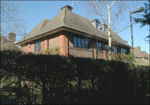 01 Meadway Close a